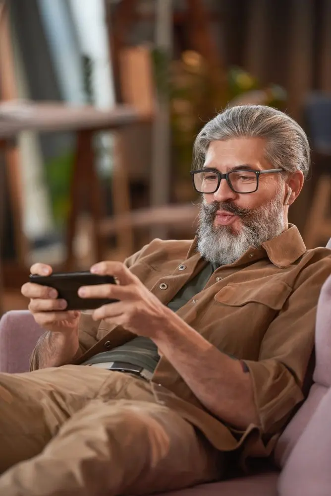 Mies pelaa paypal casinolla